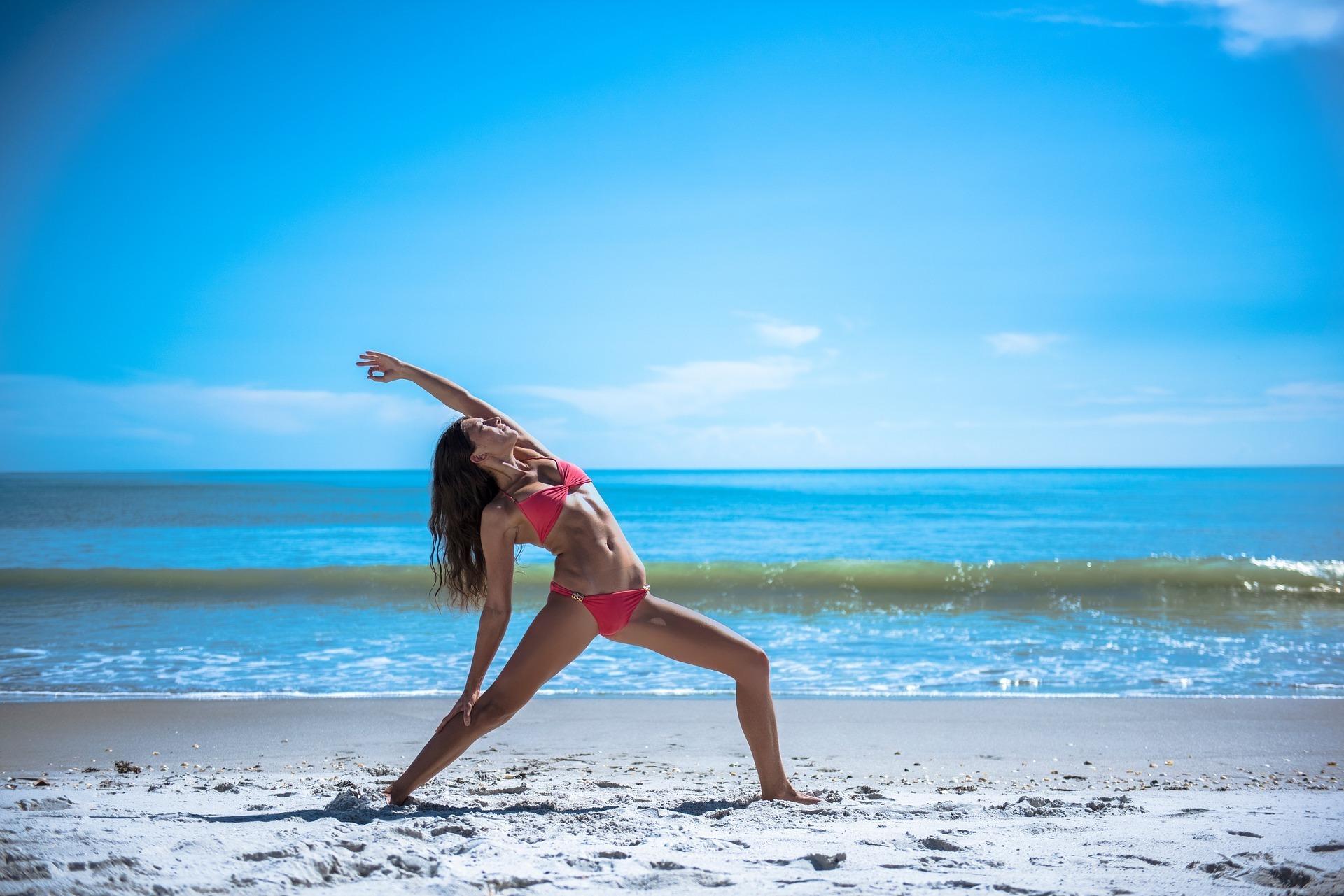 Aprende yoga en la playa.