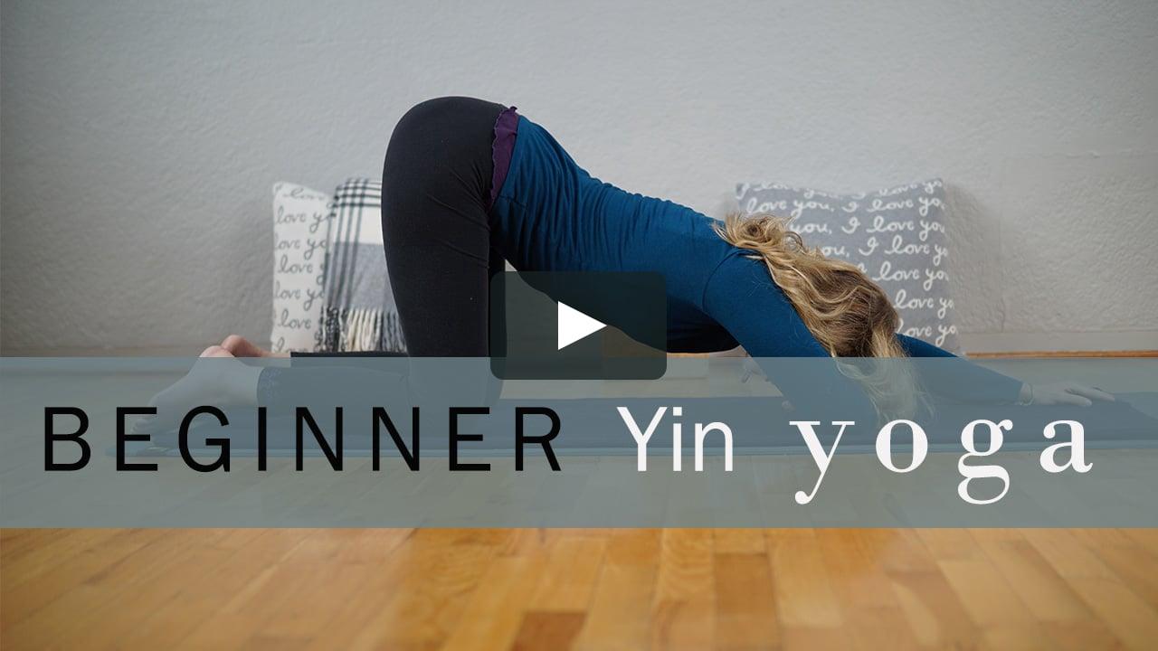 Encuentra vídeos gratuitos en Internet para aprender yoga.