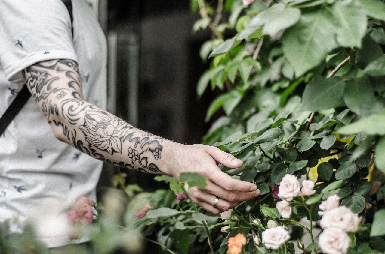 Busca un buen tatuador para que convierta tu brazo en una obra de arte.