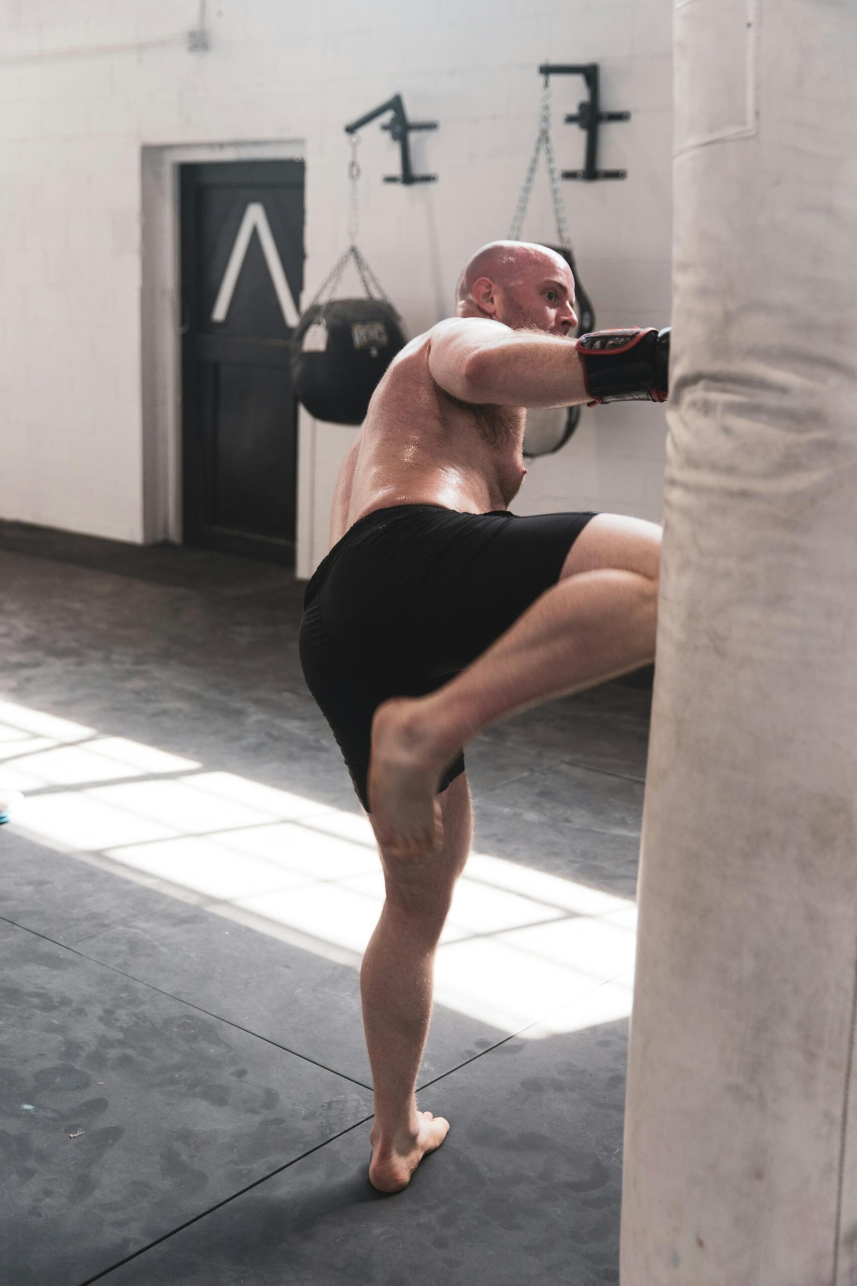 Hombre calvo boxeando.
