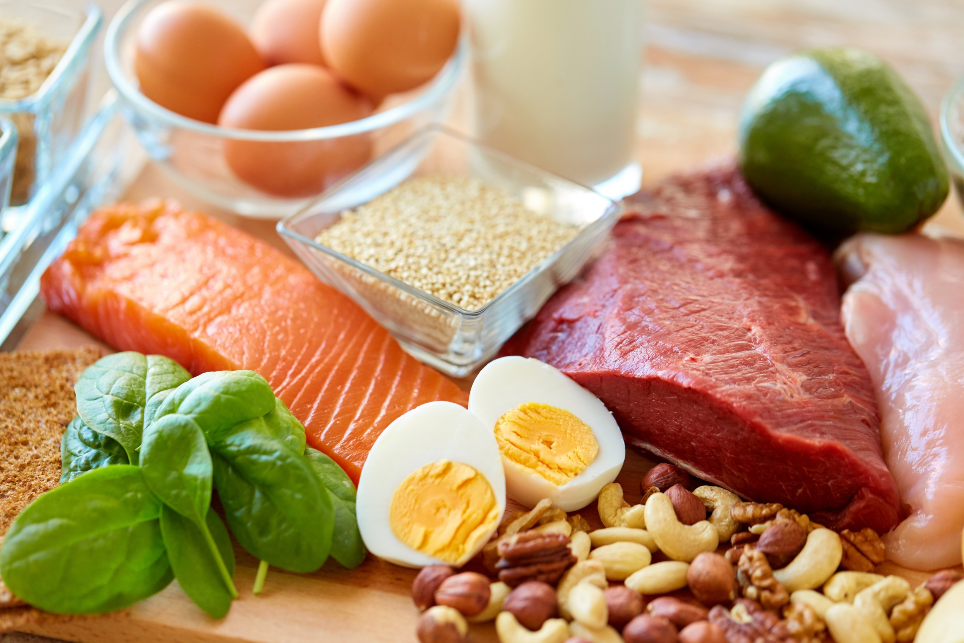 diferentes alimentos altos en proteinas. Entre ellos: huevos, salmon, carne roja, semillas y frutos secos..