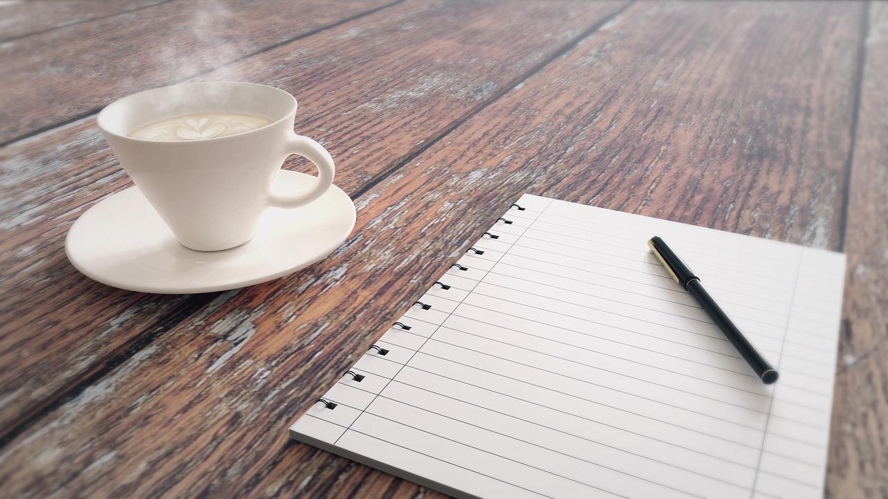 Acompañar el francés con un libro y un café