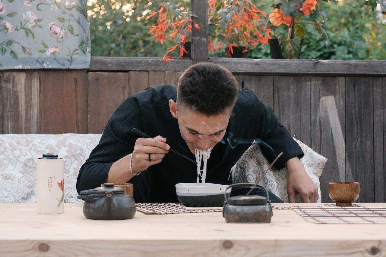 Chico comiendo ramen.