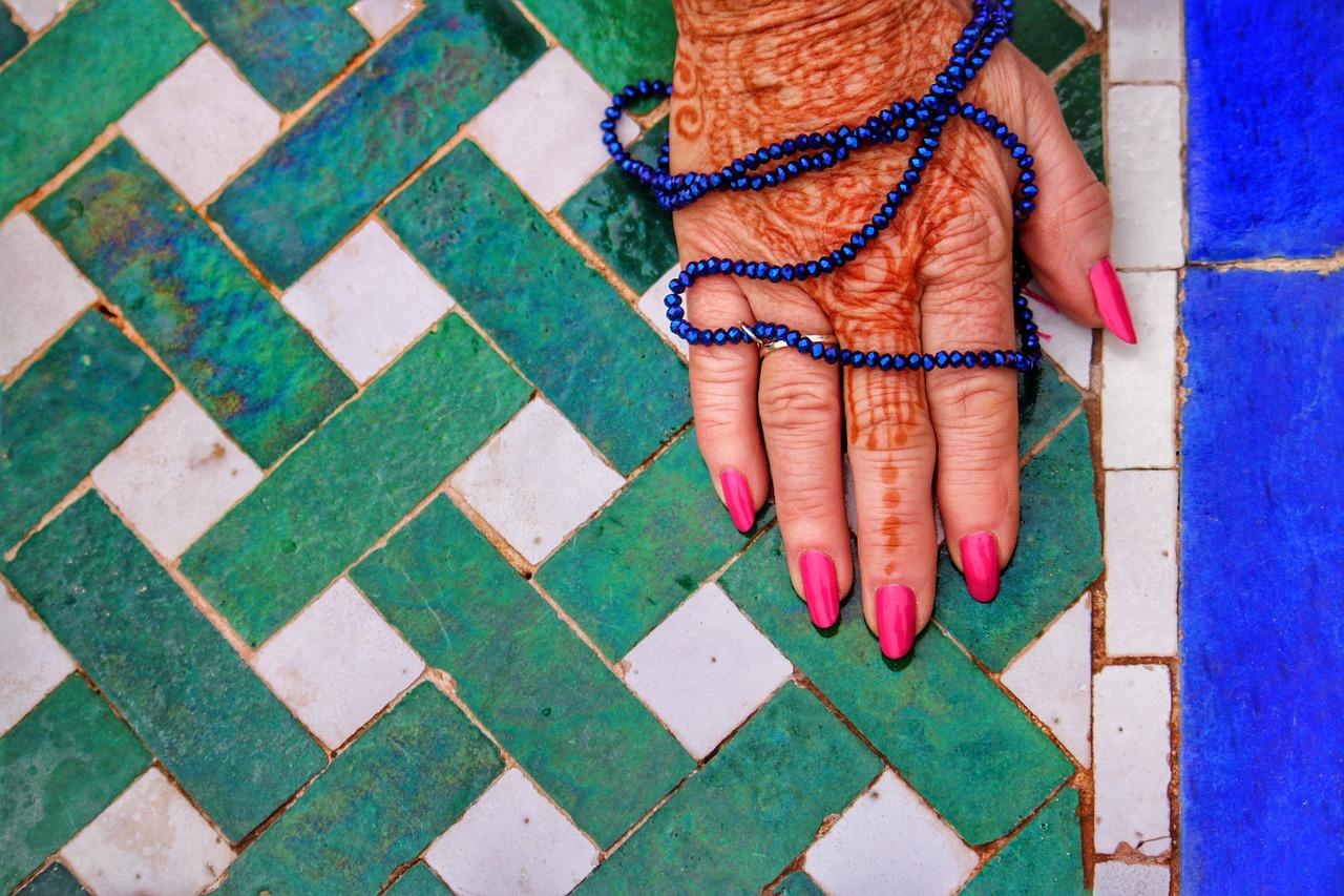 Cuando se quita la costra, el color del tatuaje es marrón.