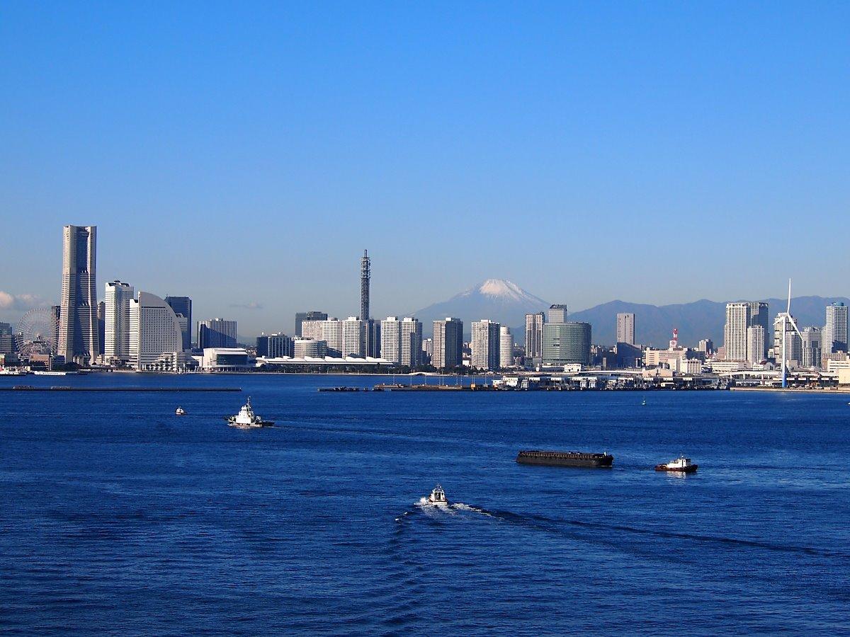 La imponente Yokohama en la costa.