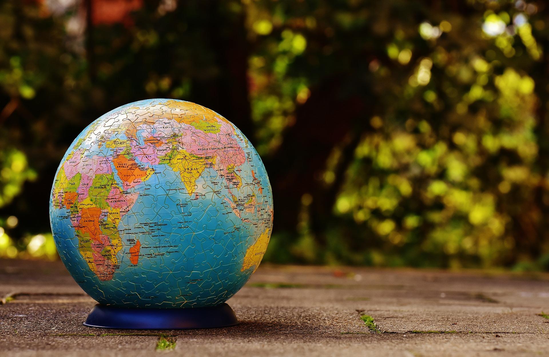 Descubre las capitales con el globo terráqueo.