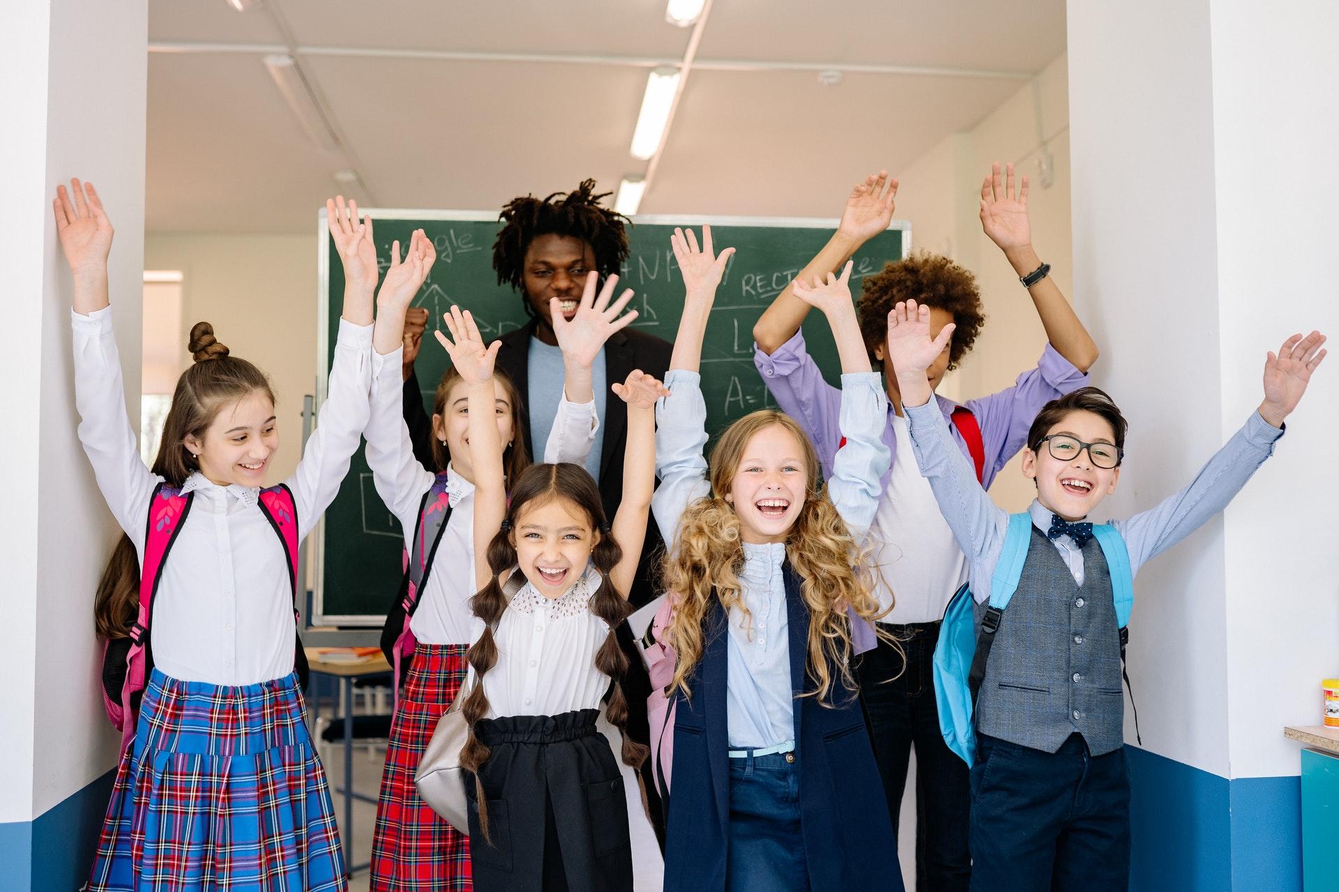 Niños que salen de clase.