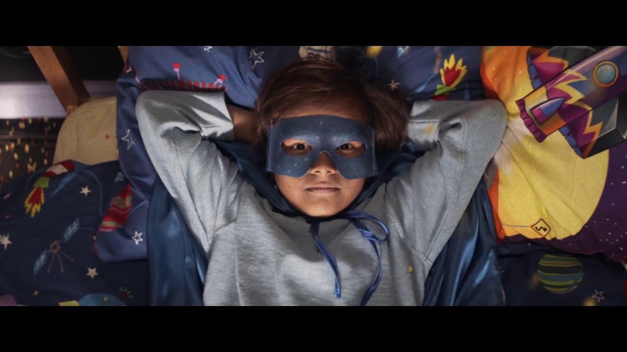 Niño disfrazado de superhéroe.