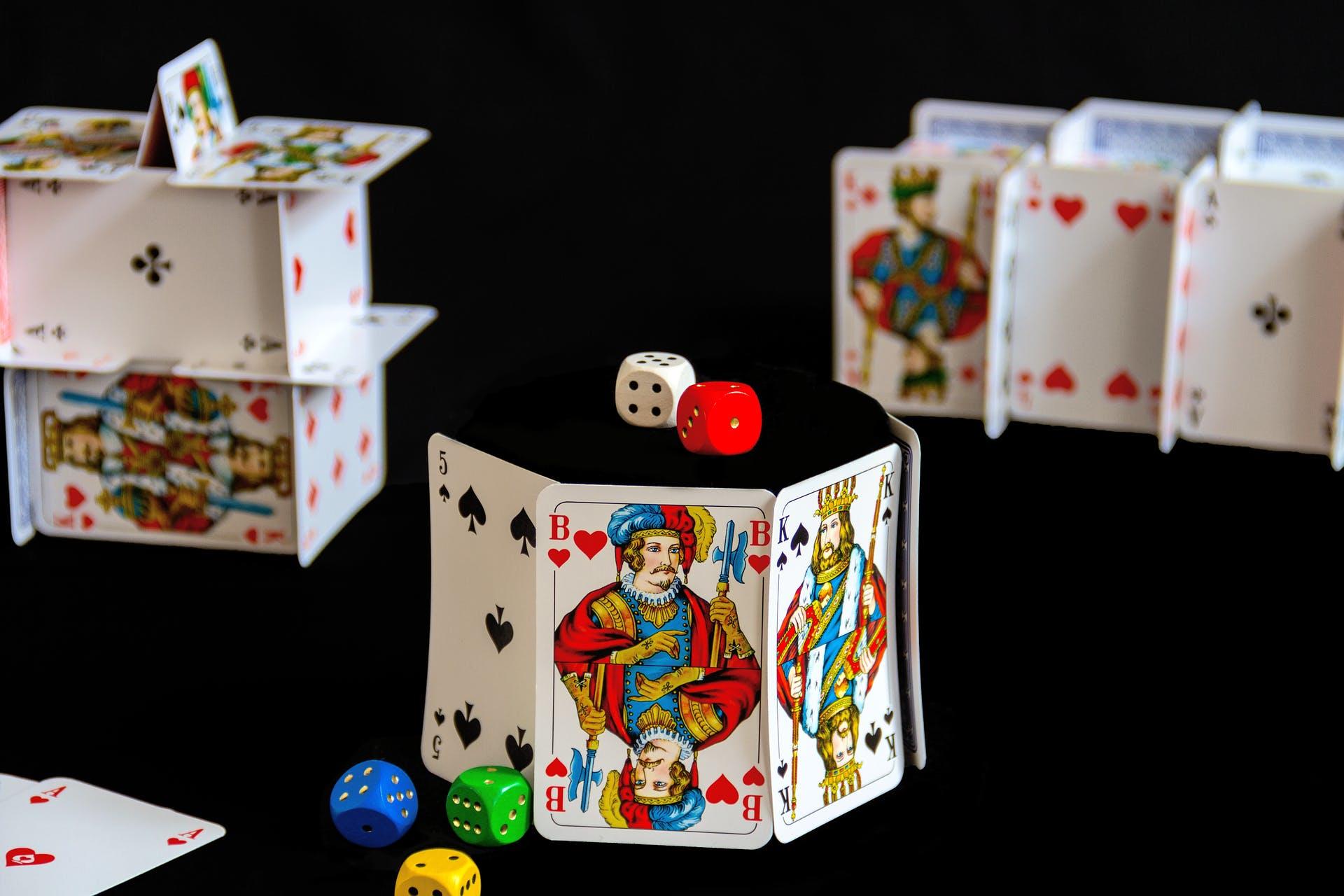 Aprenda a dominar las sumas y restas con cartas. 