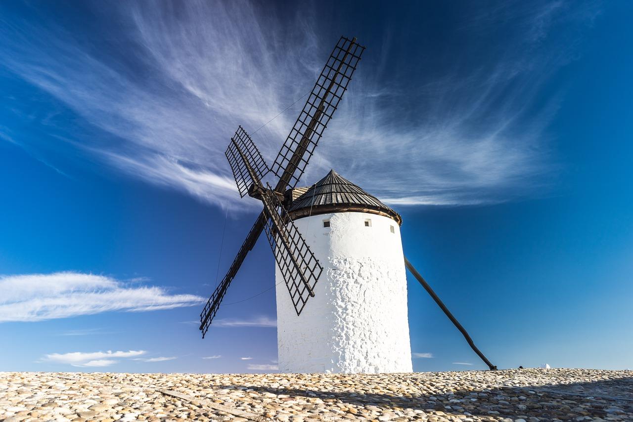 Los molinos simbolizan la obra de Cervantes: Don Quijote.