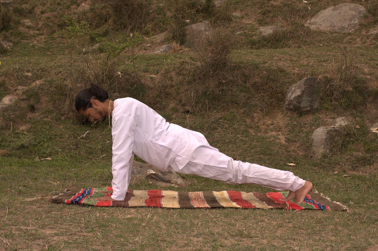 Yogui realizando una asana o postura en yoga.