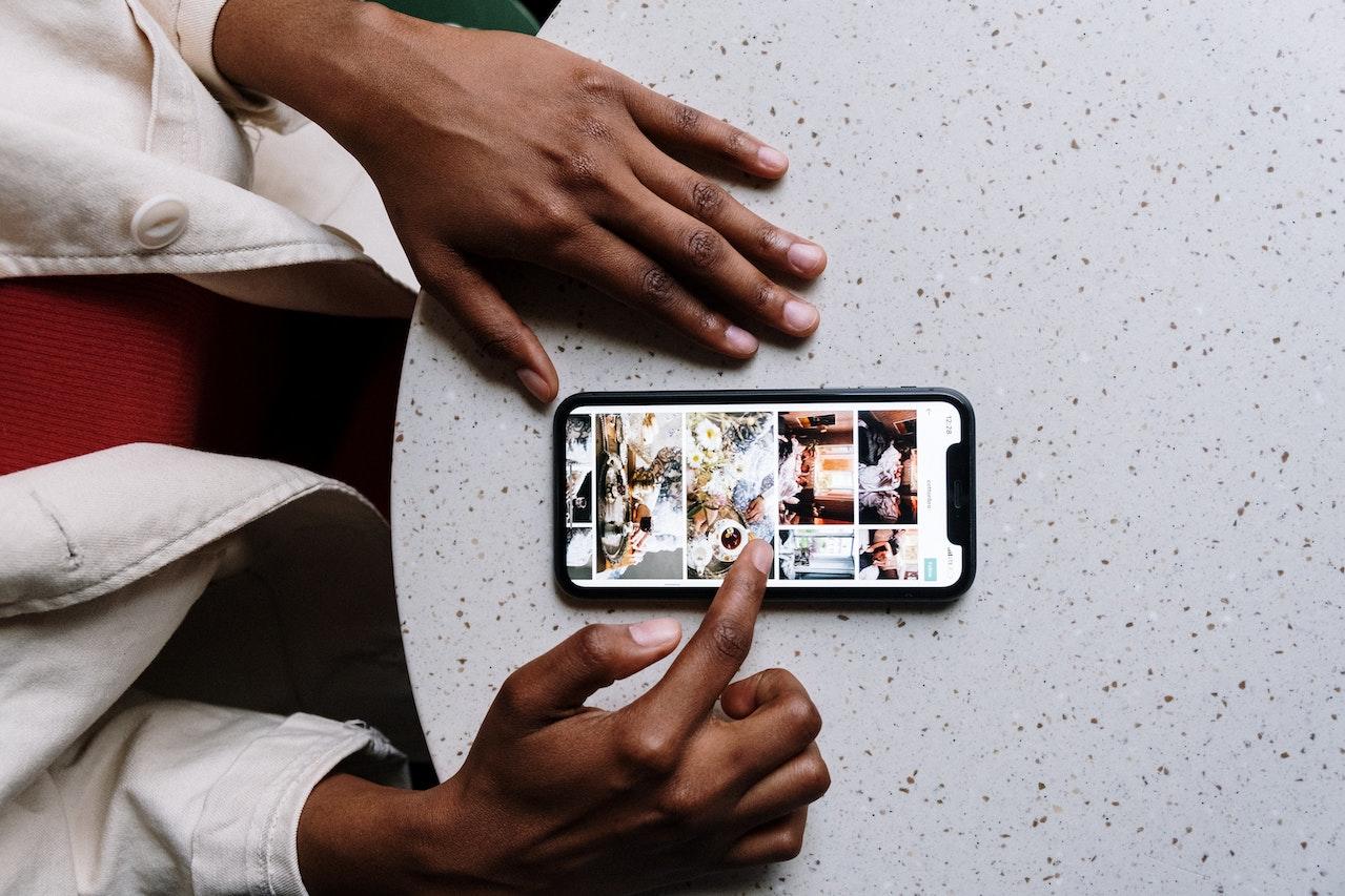 Smartphone sobre la mesa.