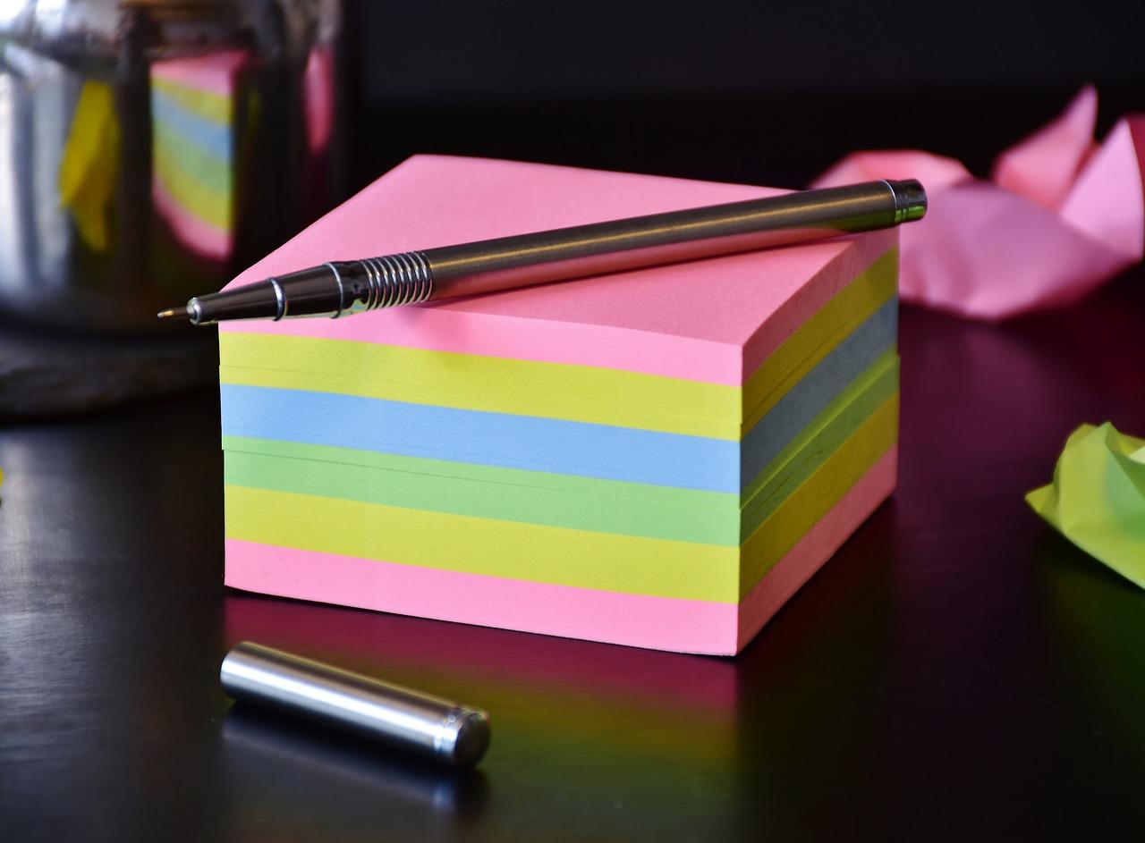 Aprende árabe en casa con post-its.