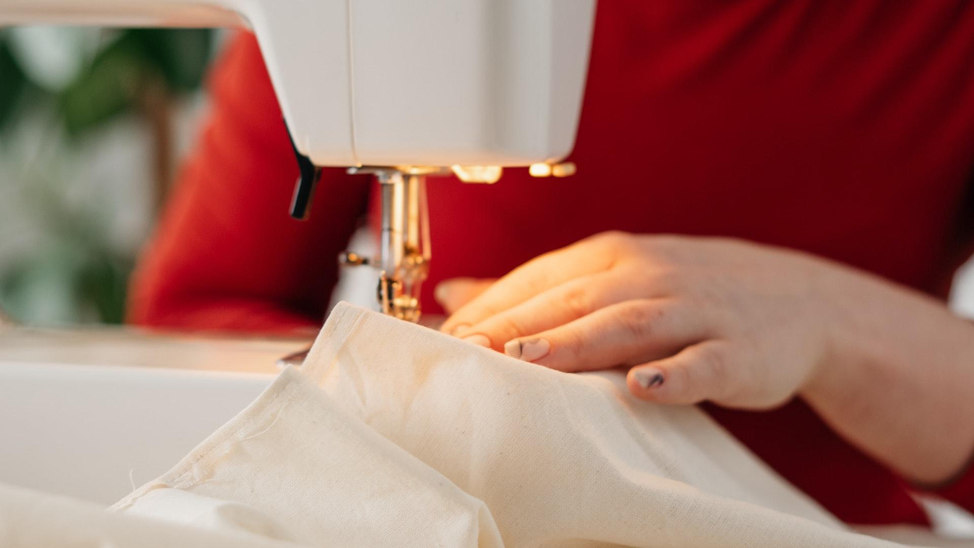 mujer utilizando maquina de coser