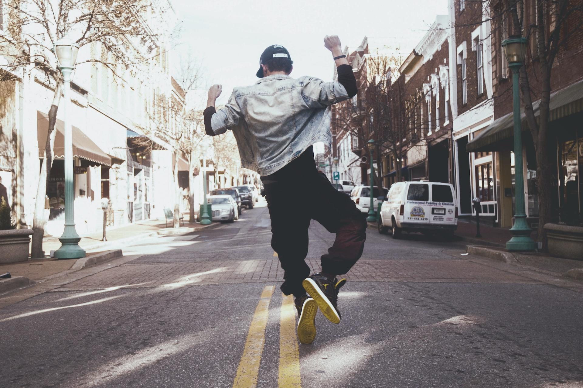 hombre bailando hip hop en la calle