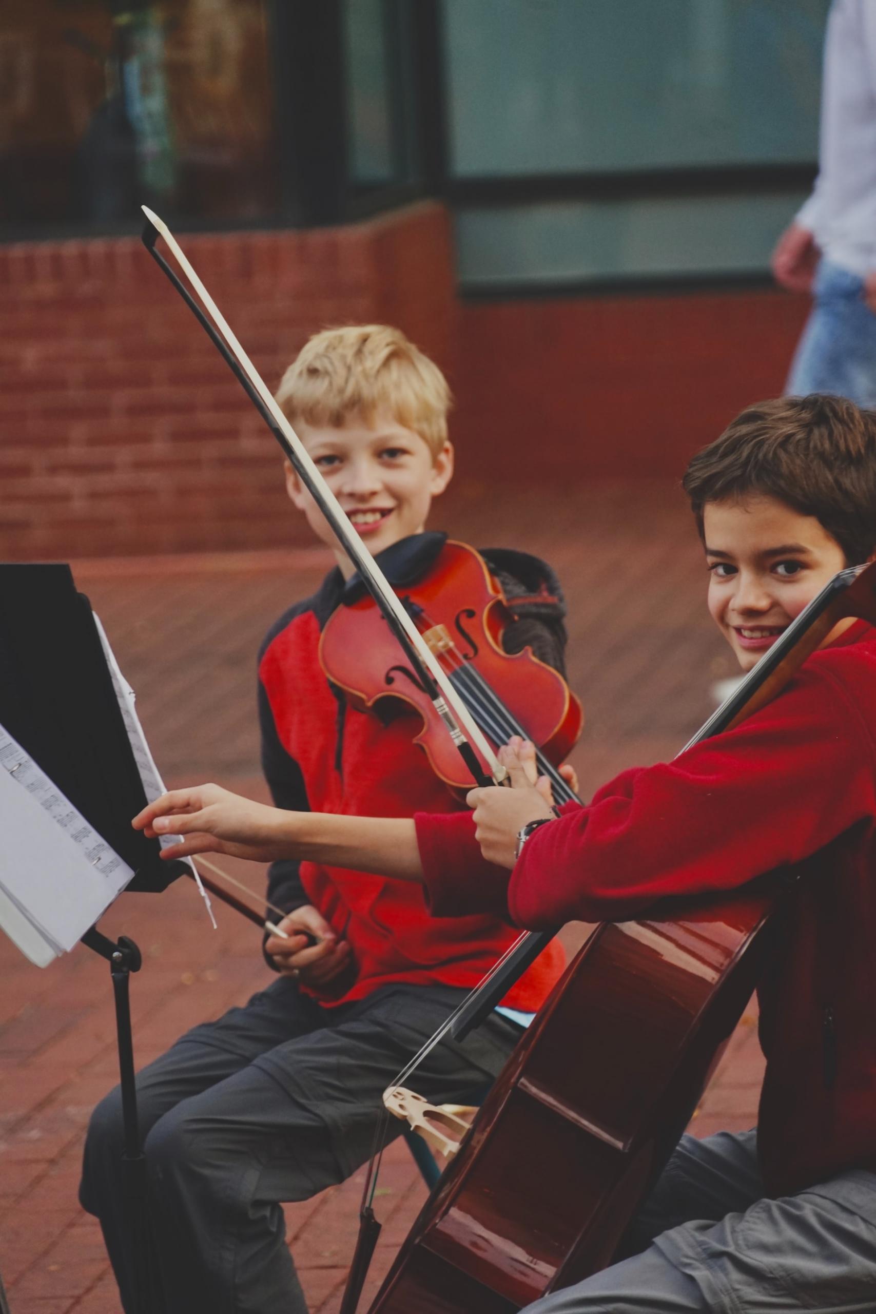 Niños en clase de música.