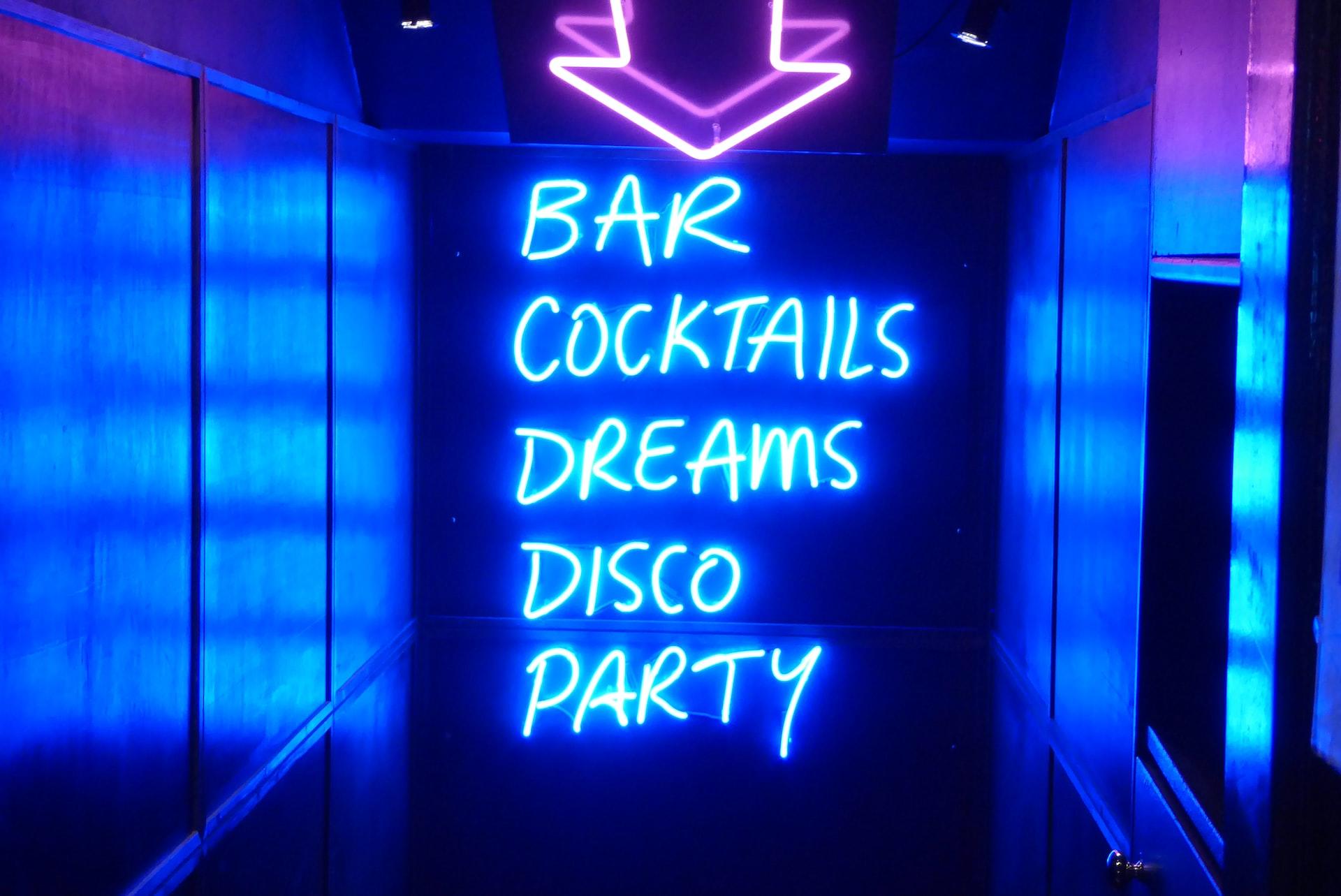 luces led con las palabras bar, cocktails, sueños, disco, fiesta,