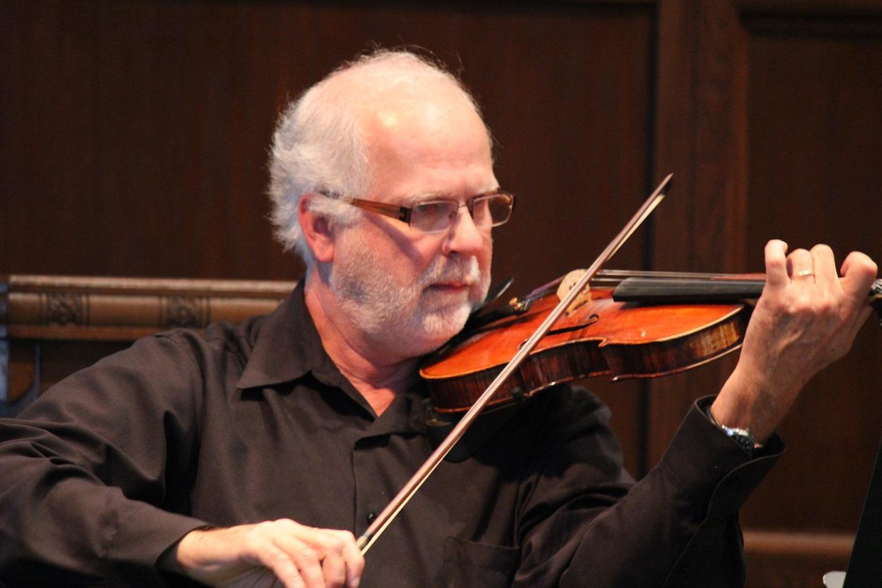 Aprende a tocar el violín para entrar en un grupo de música.