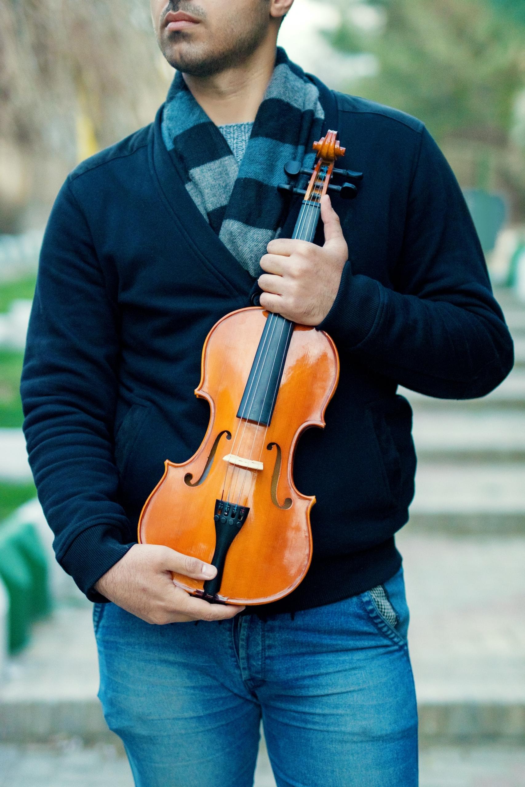 Chica sujetando un violín.