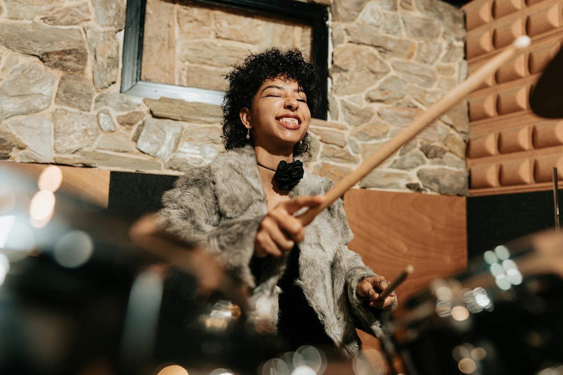 Chica tocando la batería.