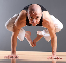 Las posturas de balanceo de brazos en yoga.