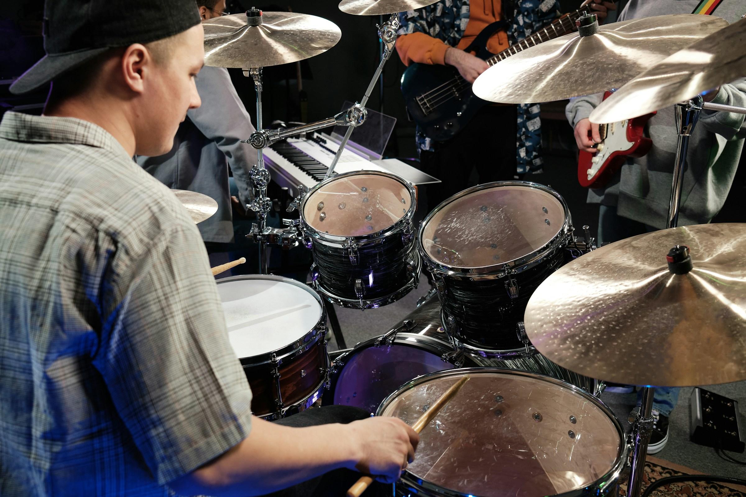Chico tocando la batería