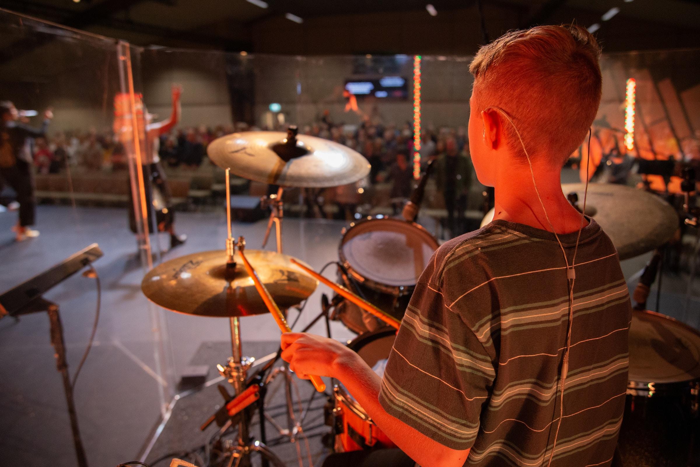 Niño tocando la batería
