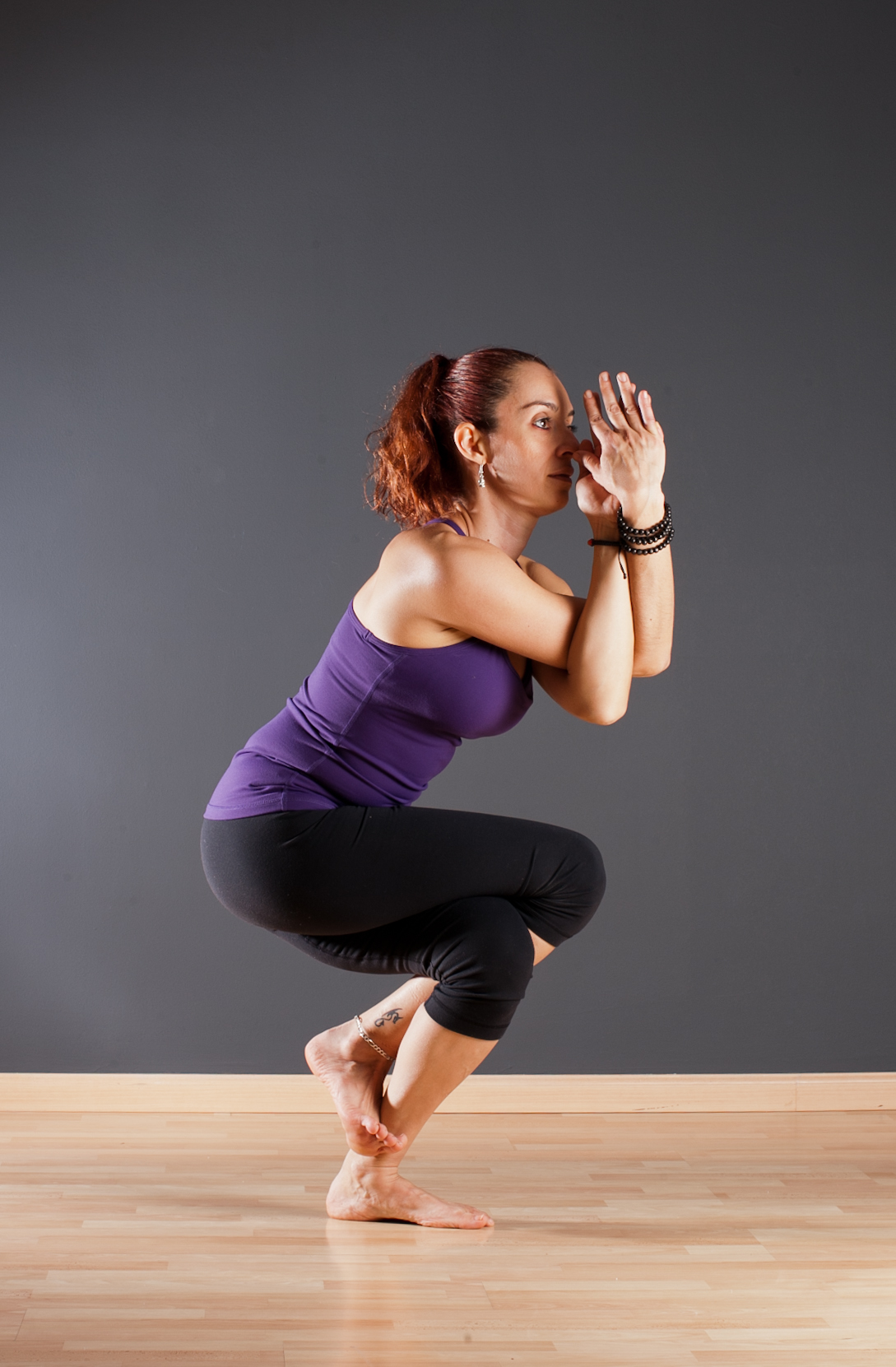 Diferentes posturas de pie en yoga.