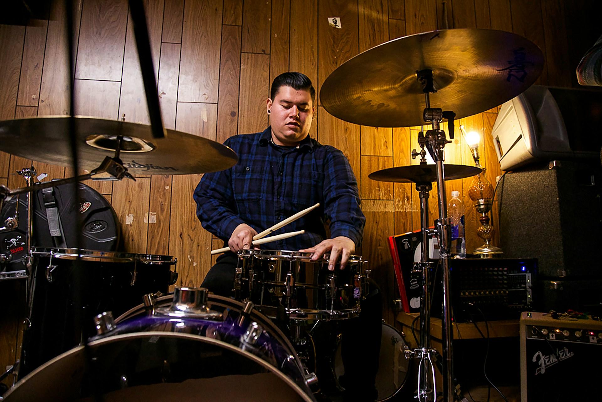 Hombre tocando la batería.