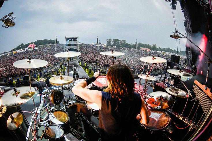 Scott Travis en un concierto multitudinario.