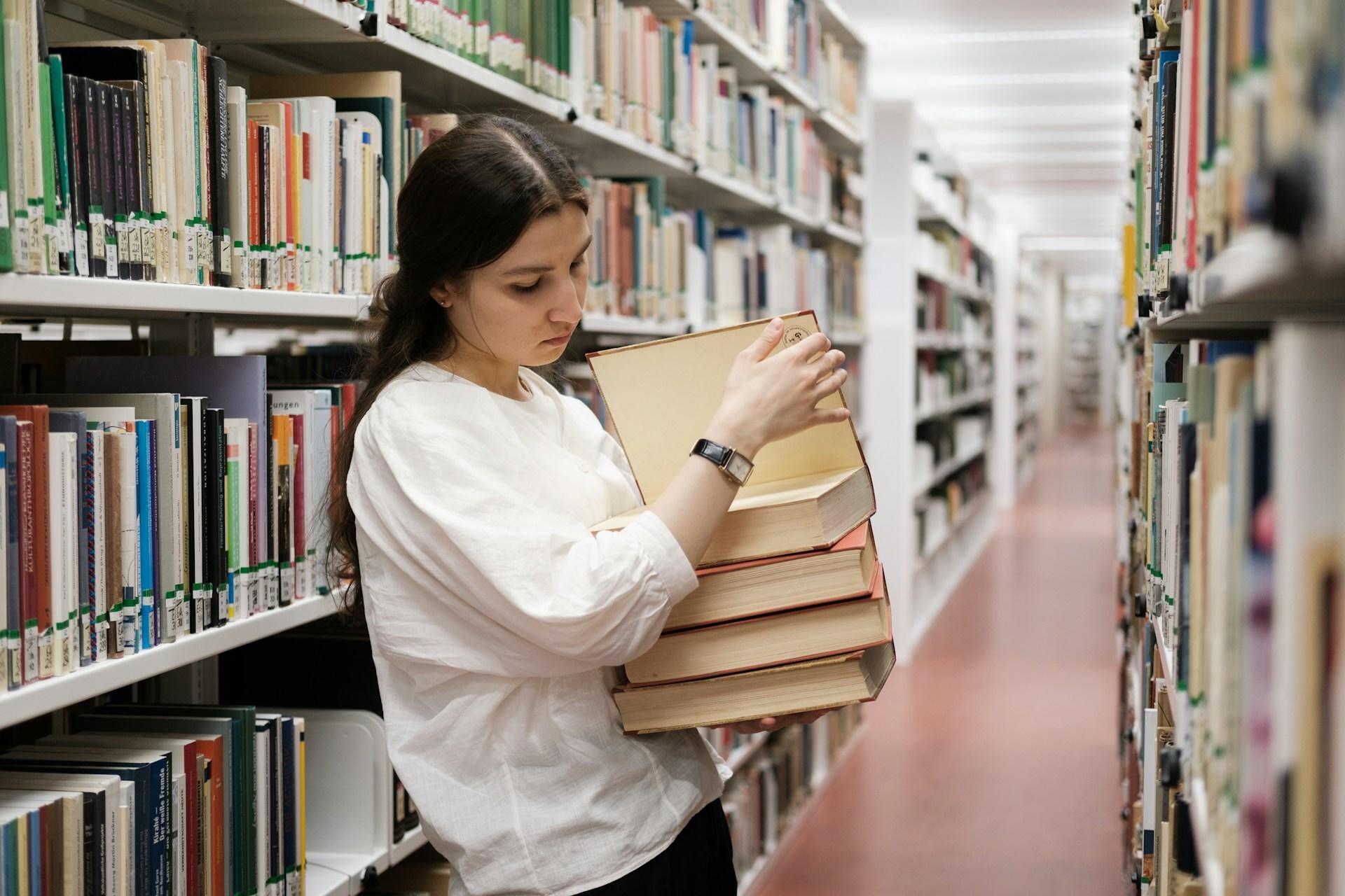 Chica en la biblioteca