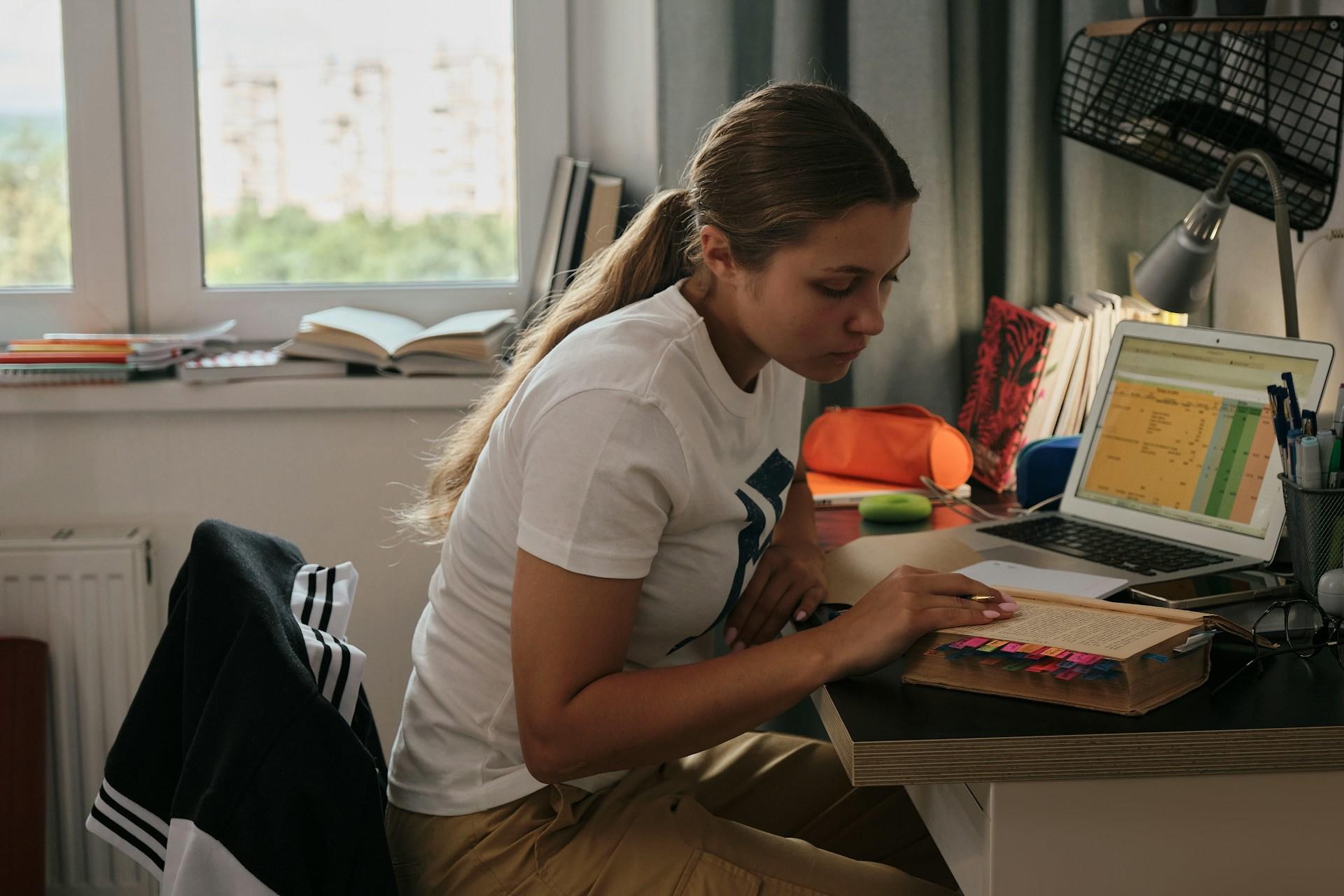 chica estudiando en casa