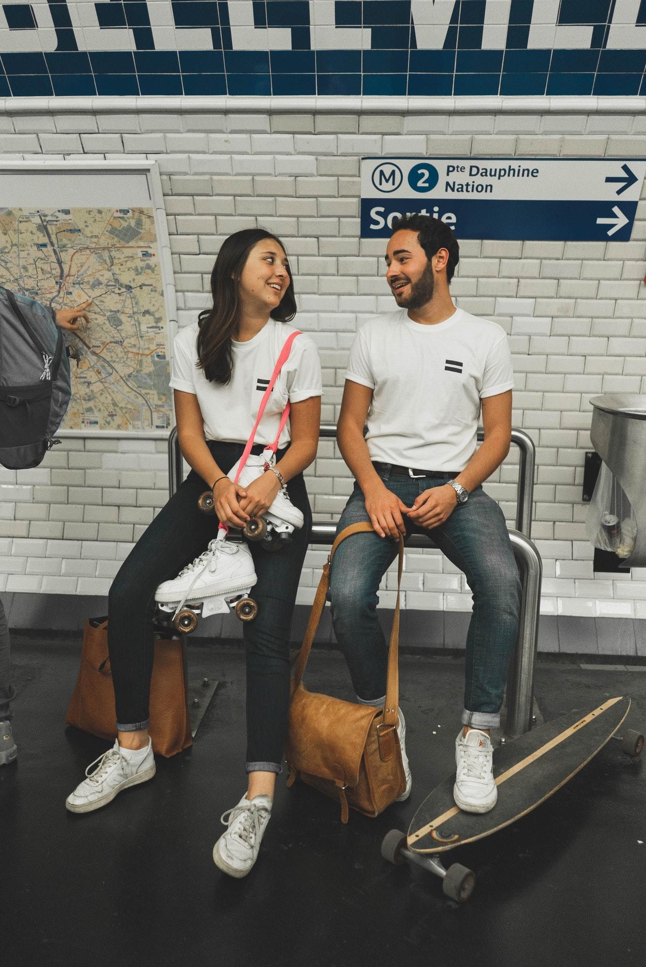 Dos personas en el metro de París.