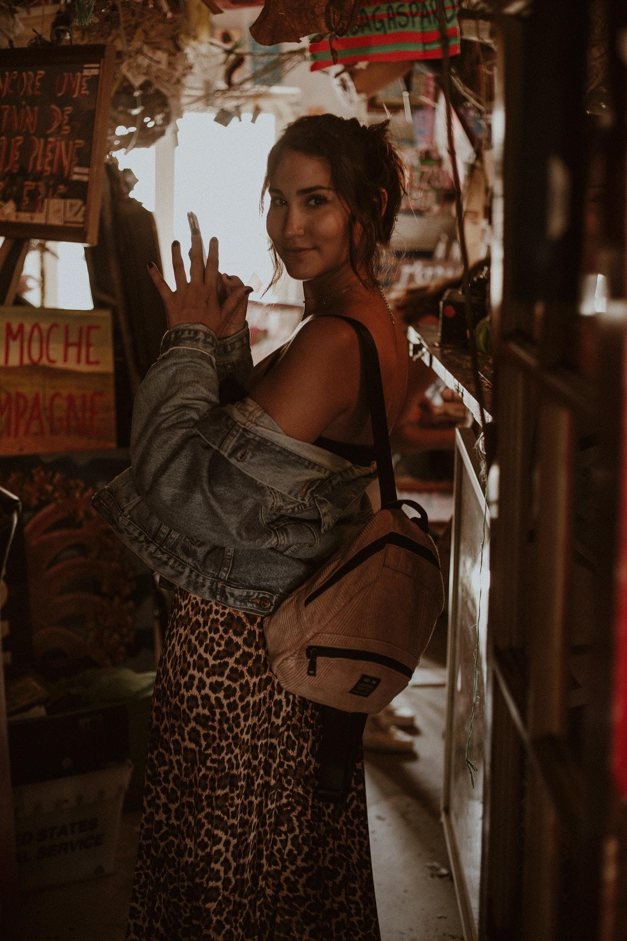 Chica joven con mochila.