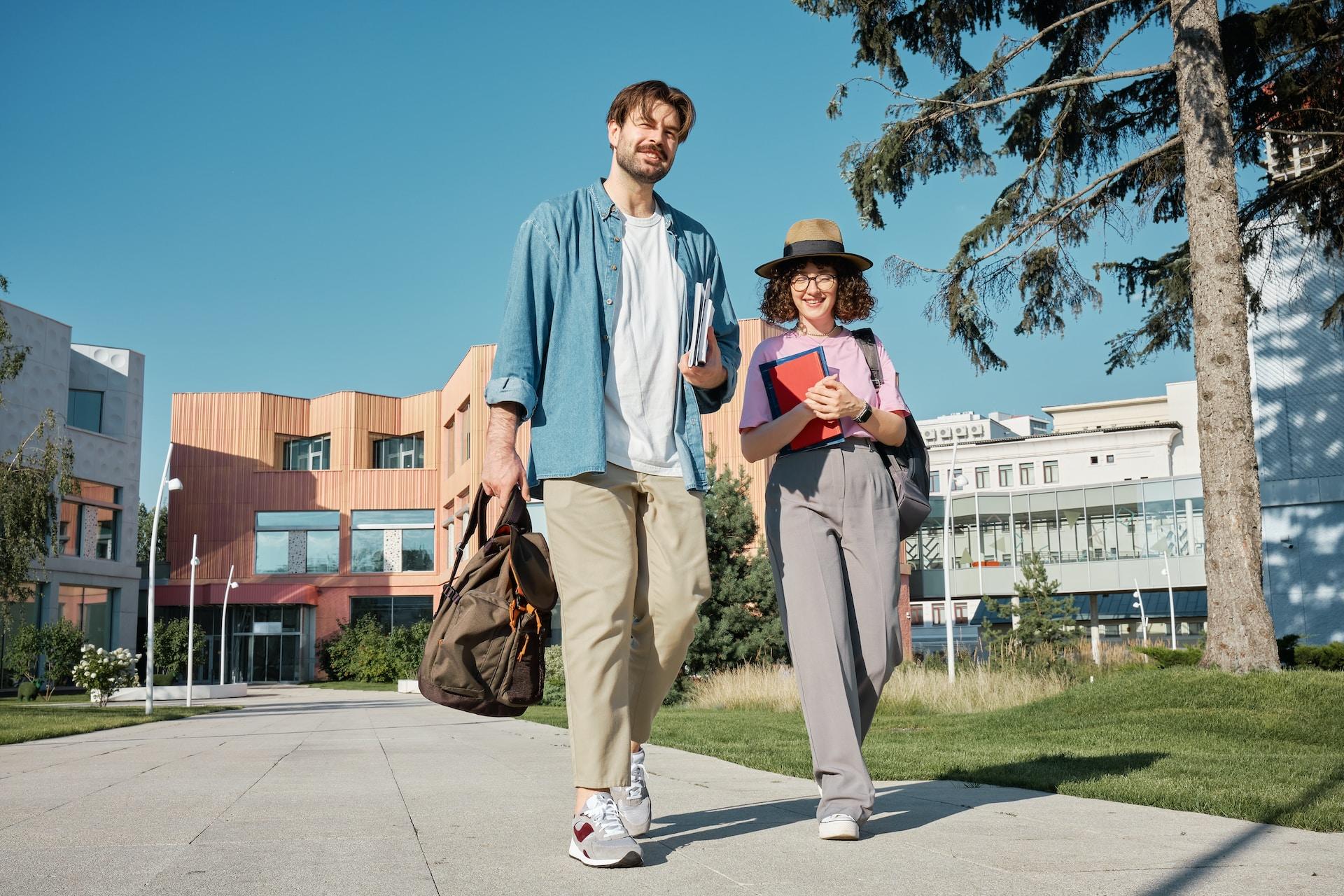 Chicos saliendo de clase.