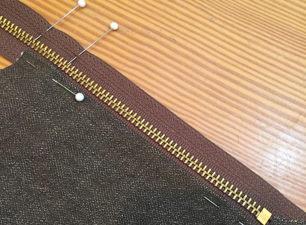 Coser una cremallera.