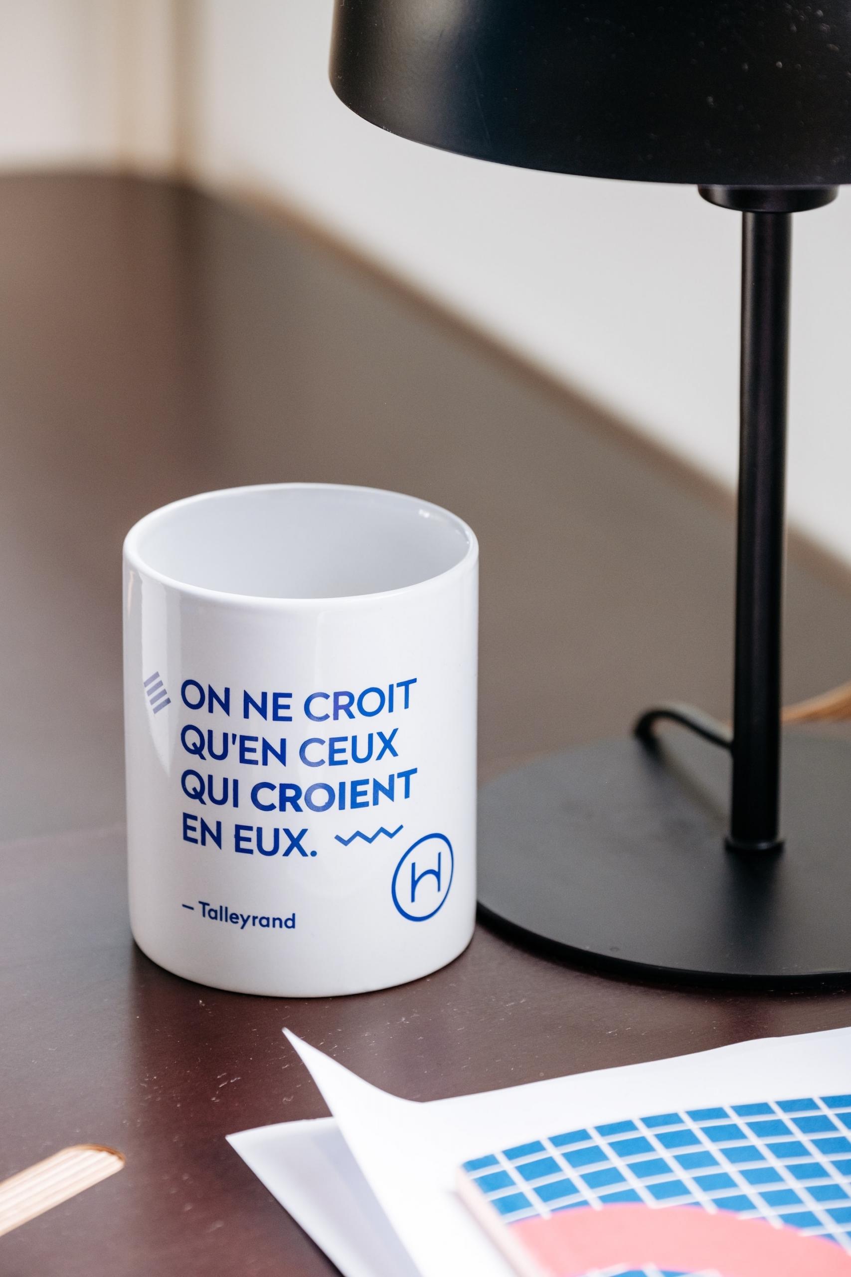 Taza con frase en francés.
