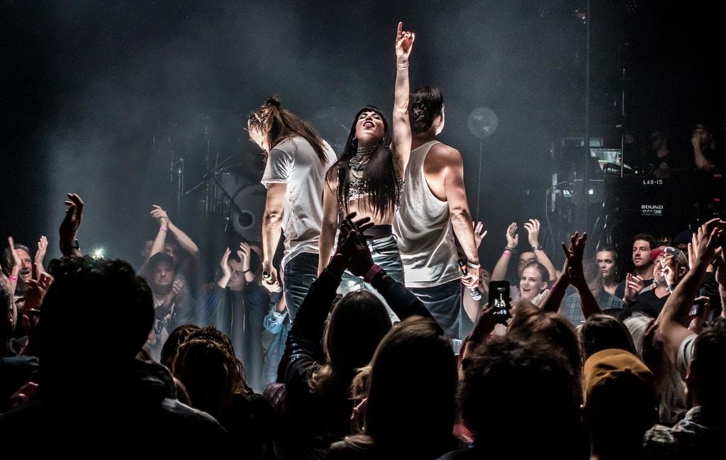 Compartir escenario con artistas.