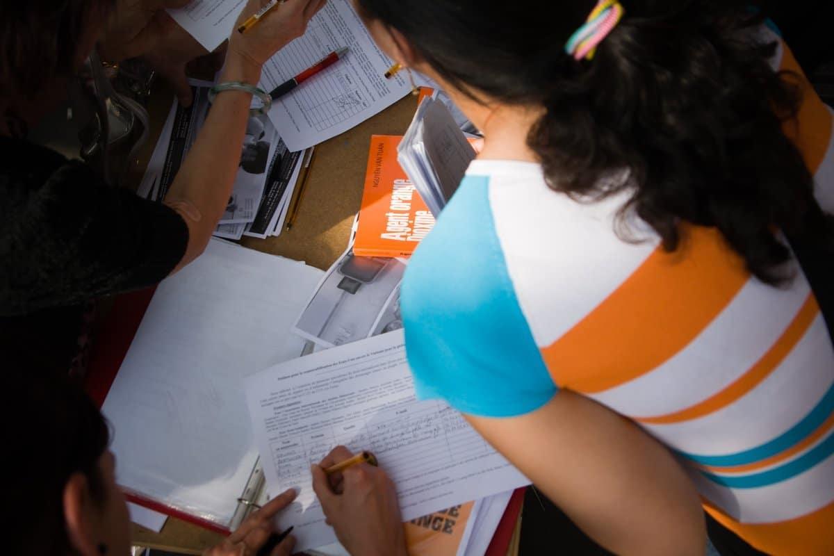 Estudiar con amigos y compañeros.