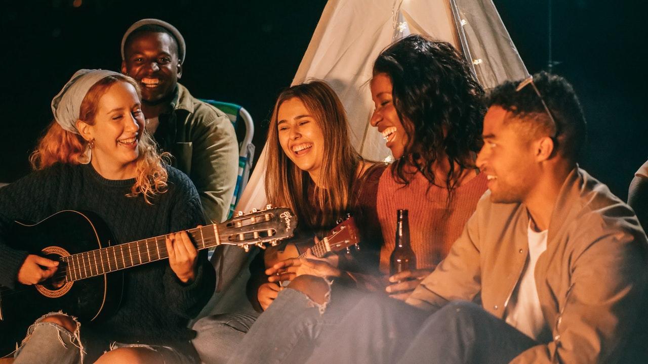 Grupo de amigos tocando y bebiendo