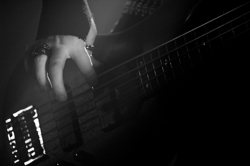 Aprende a colocar las manos correctamente en la guitarra.