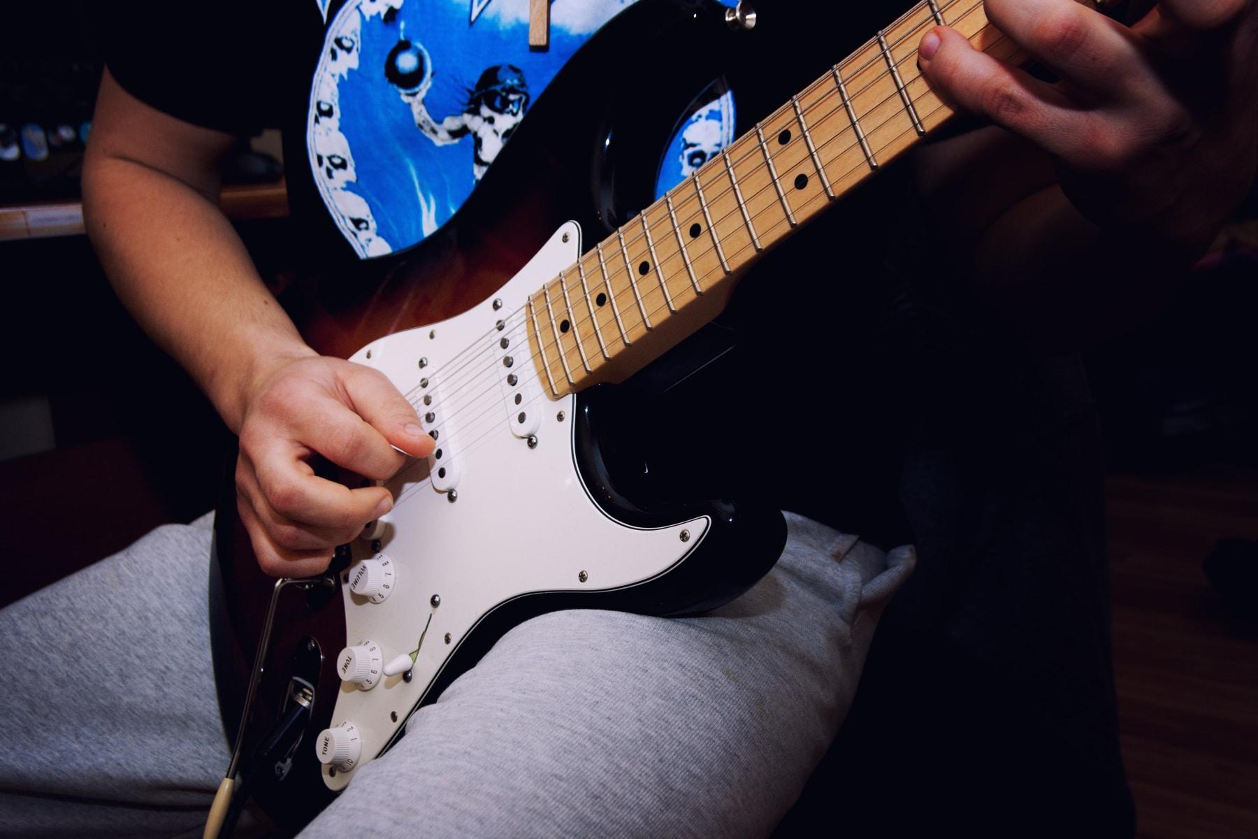Aprende a seguir el ritmo en la guitarra.