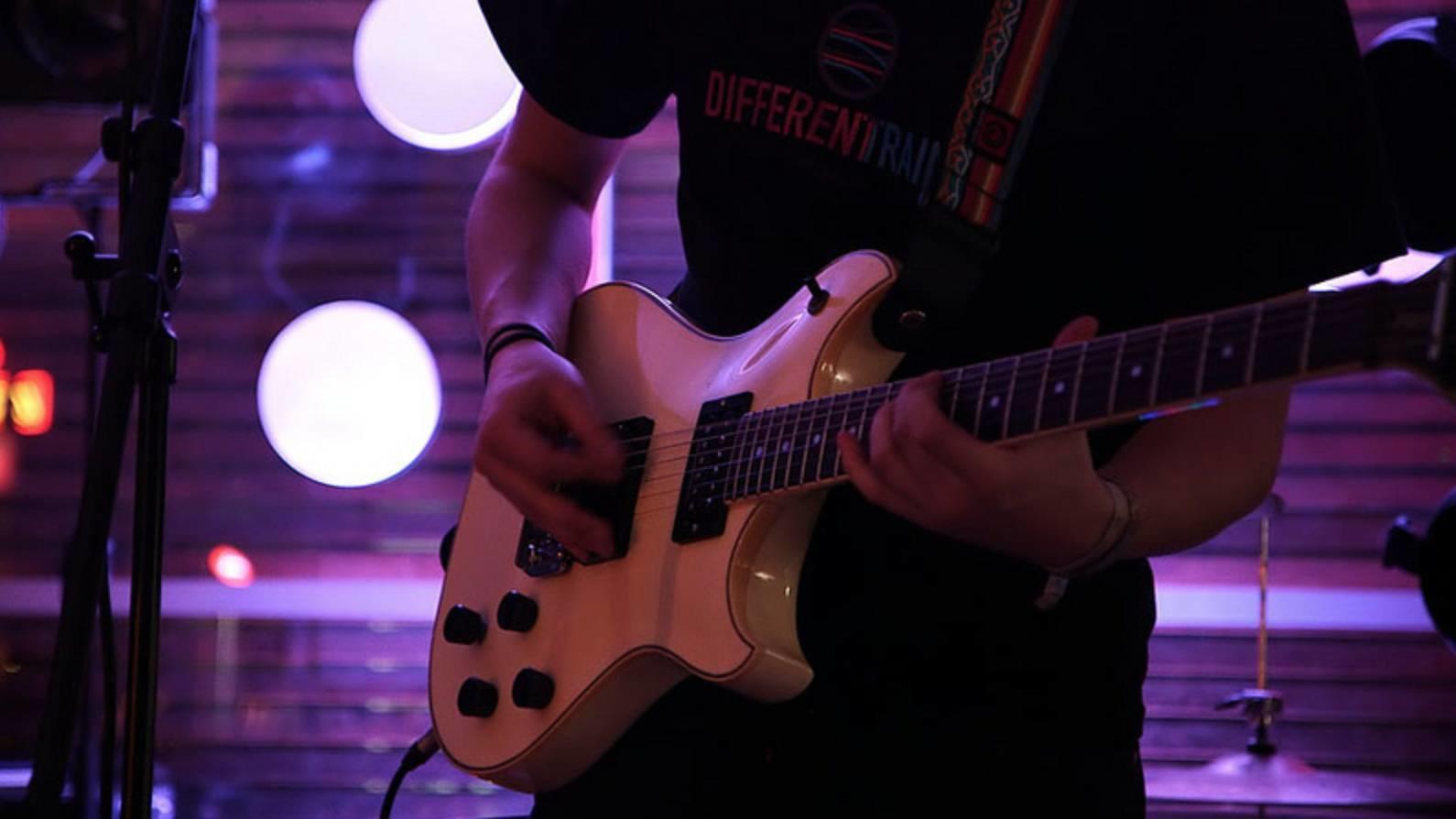 Busca la rítmica adecuada de la guitarra.