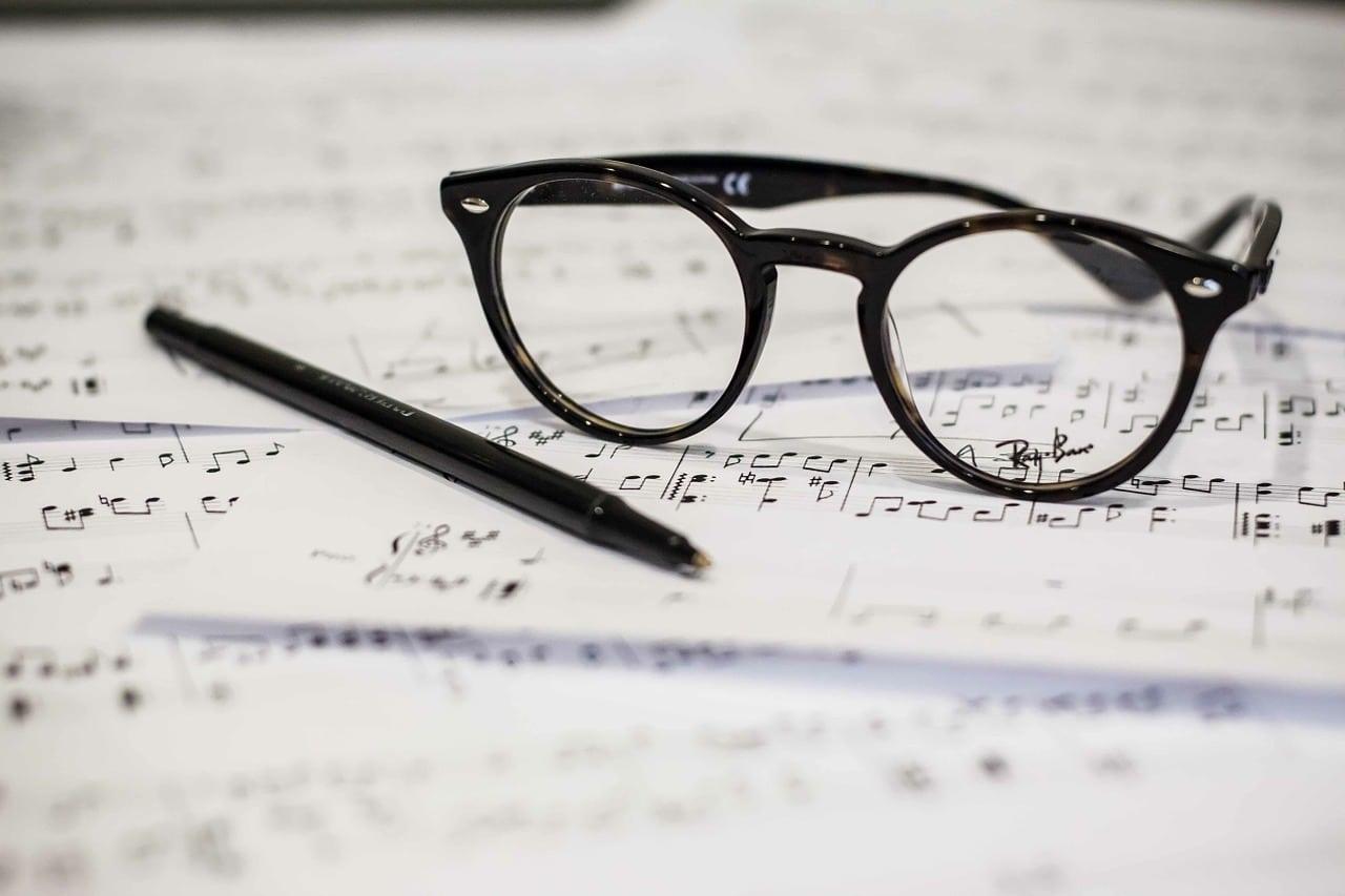 Estudia teoría musical para disfrutar la guitarra de otra manera.