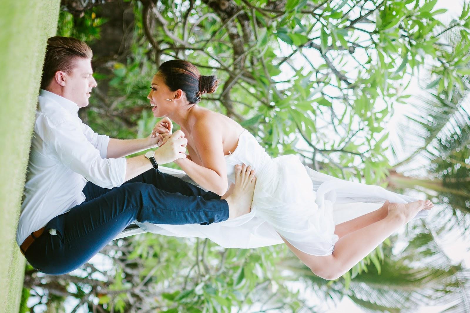 Posturas de yoga en pareja.