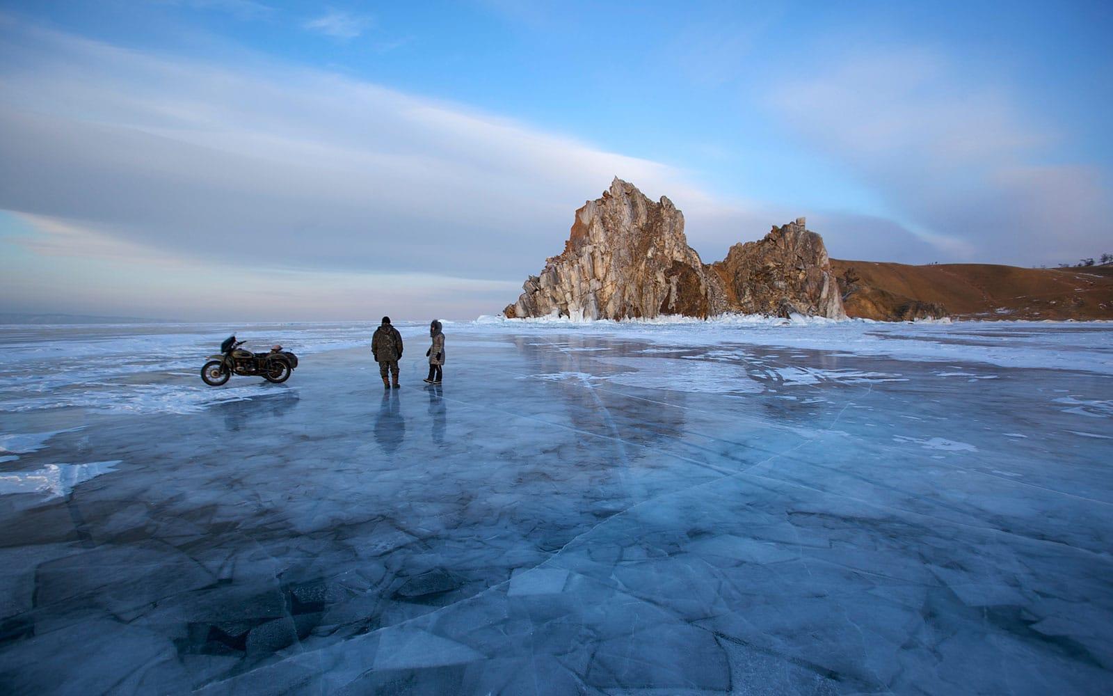 Descubre el impactante lago Baikal.