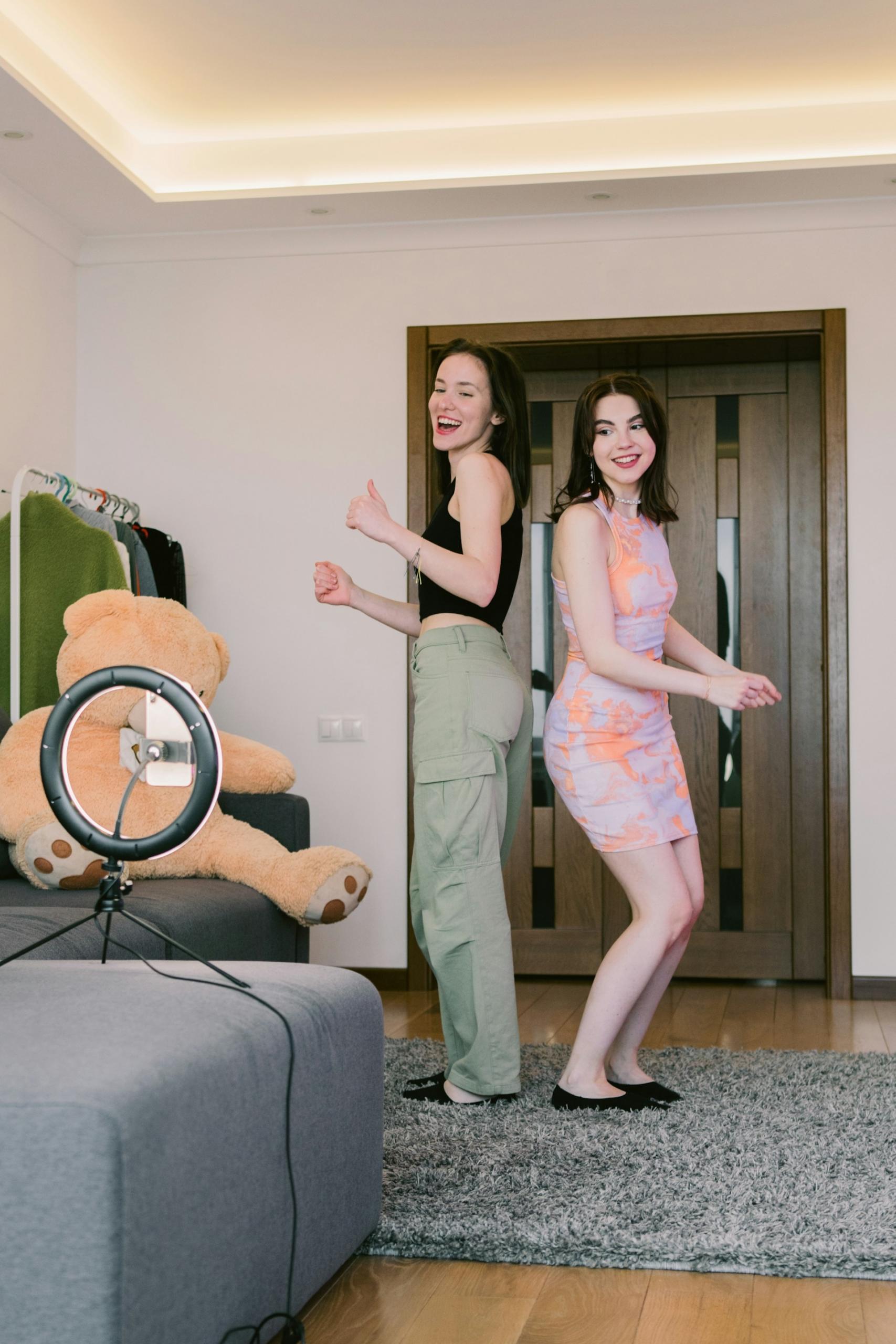 Dos chicas grabando