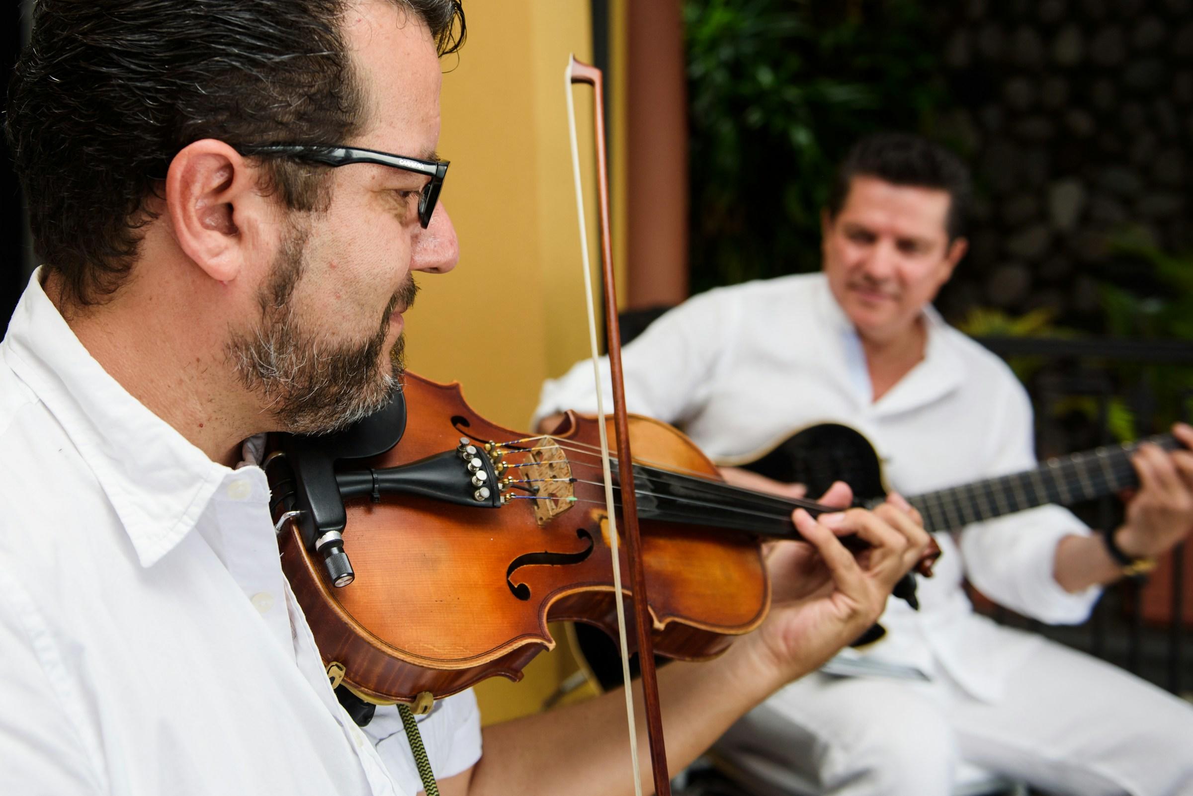 Hombre tocando el violín.