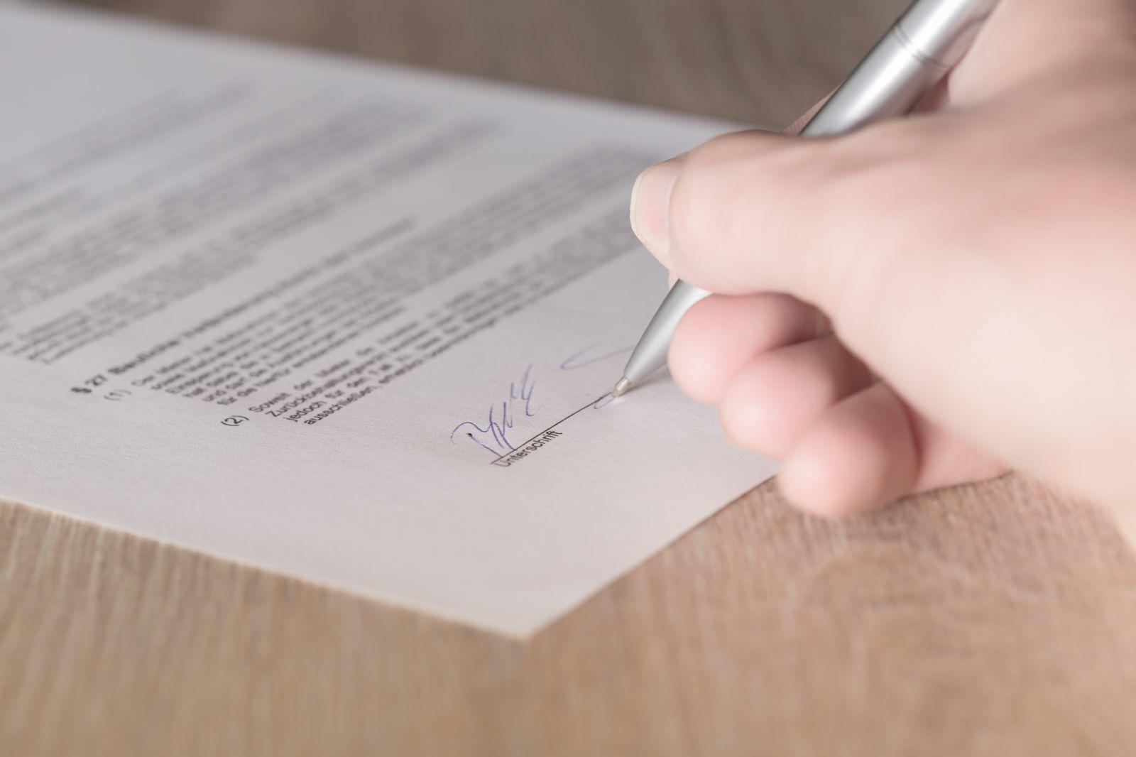 Una persona firmando un contrato