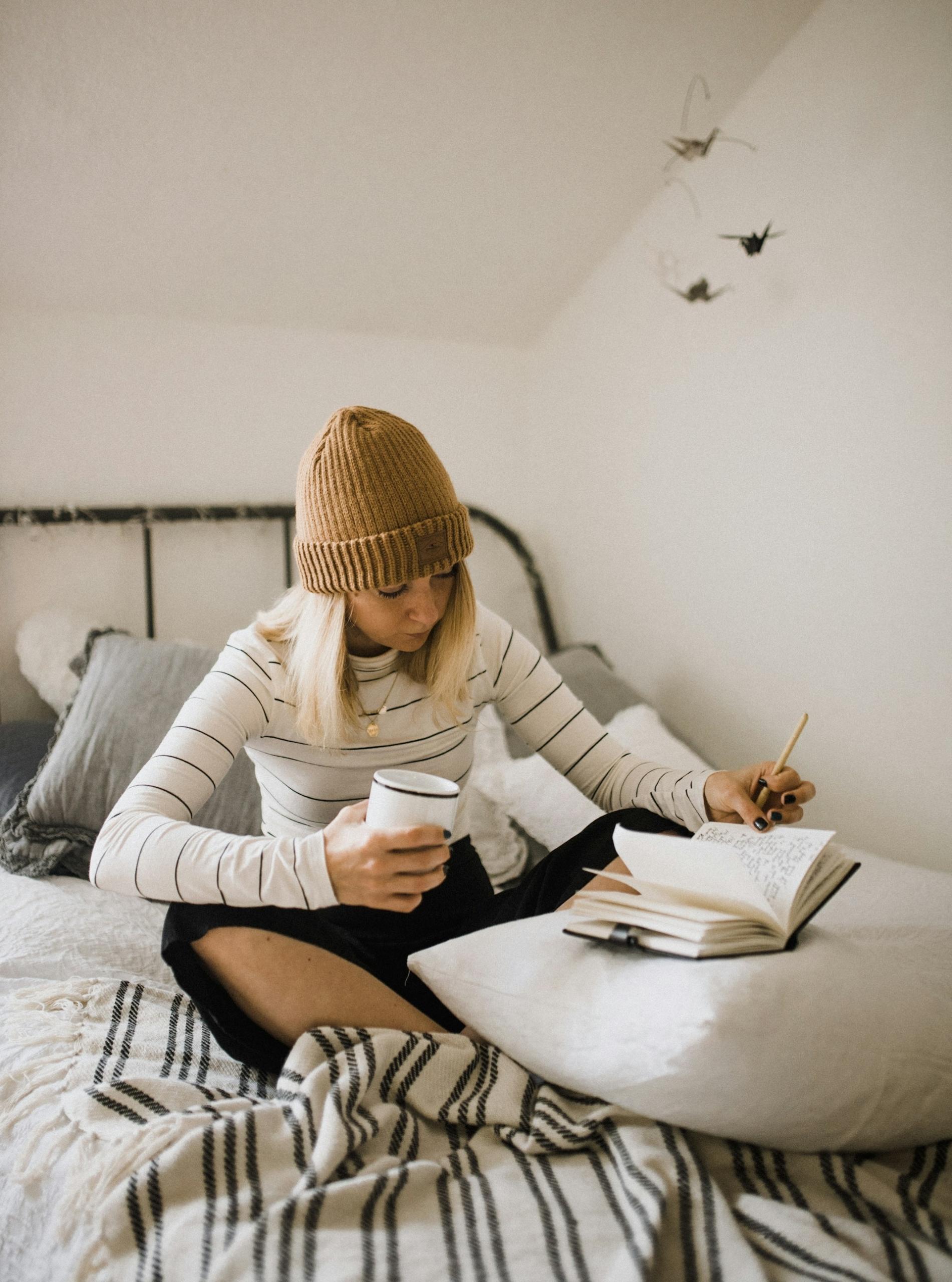Chica estudiando en casa